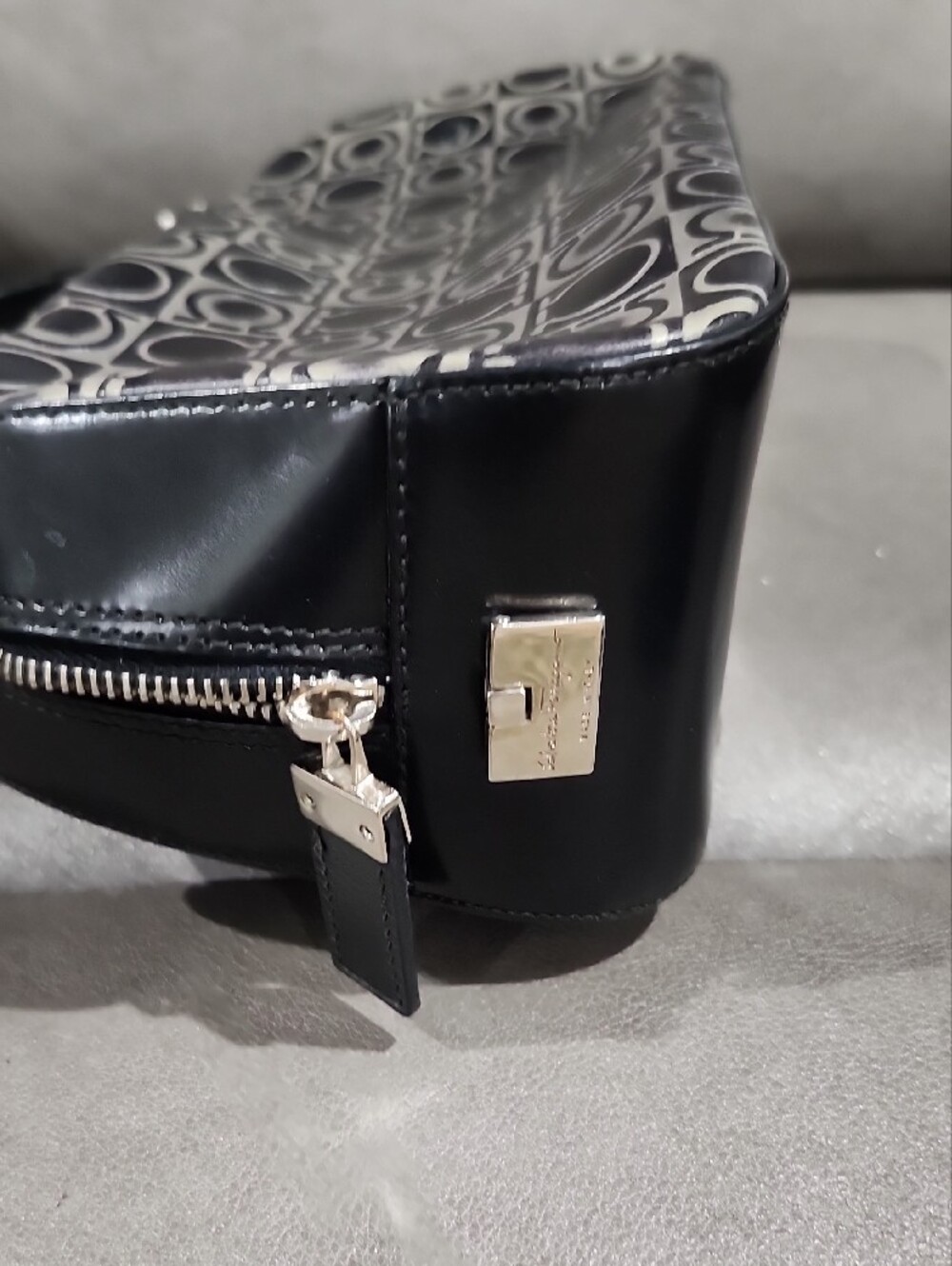 LOW START 😱 Salvatore Ferragamo Gancini Pattern Shoulder Bag with Black Wallet - Picture 7 of 15